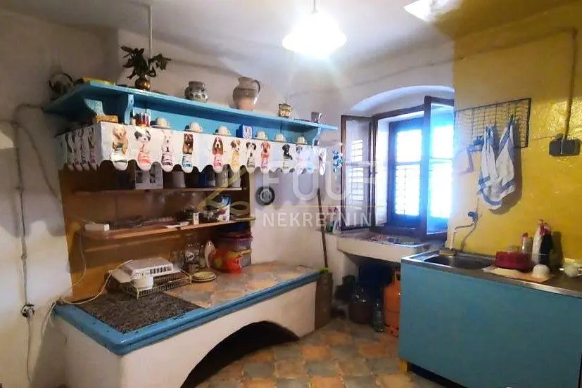 Cocina; electrodomésticos, suelo de baldosas, necesita renovación