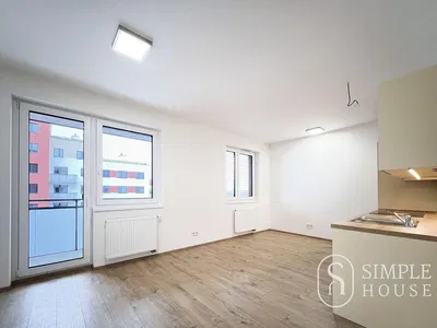 Kuchyňa; výhľad, drevená podlaha, prirodzené svetlo, po rekonštrukcii, kuchynské spotrebiče