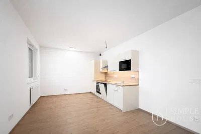 Kuchyňa; kuchynské spotrebiče, drevená podlaha, po rekonštrukcii, prirodzené svetlo