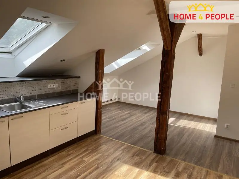 Kuchyně; dřevěná podlaha, přirozené světlo