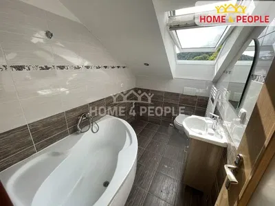 Koupelna; dlažba, přirozené světlo, výhled