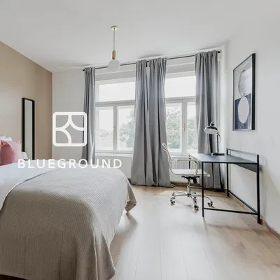 Ložnice; přirozené světlo, moderní styl, dřevěná podlaha