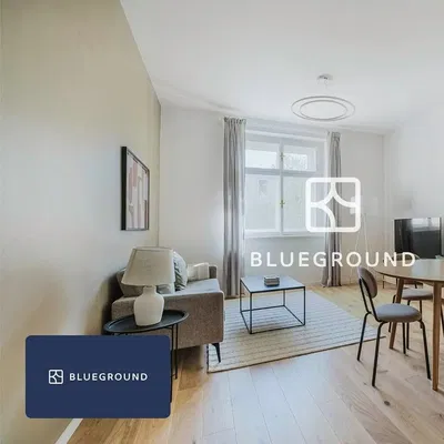 Obývací pokoj; dřevěná podlaha, přirozené světlo, moderní styl