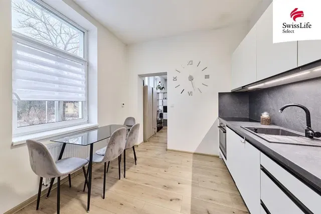 Mutfak; mutfak aletleri, ahşap zemin, doğal ışık, modern stil