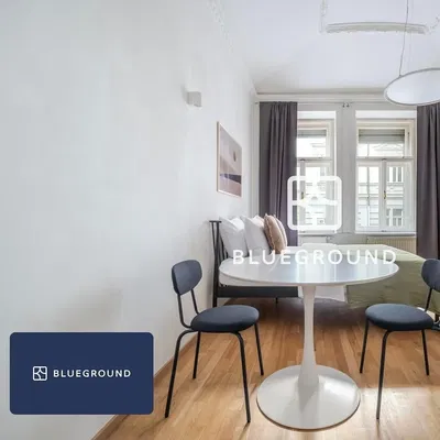 Schlafzimmer; holzboden, tageslicht, moderner stil