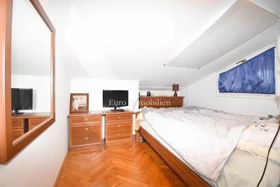 Schlafzimmer; holzboden, tageslicht, moderner stil