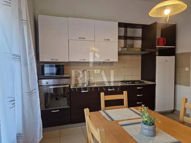 مطبخ; أجهزة المطبخ, أرضية من البلاط, مجدد, ضوء طبيعي, أسلوب عصري