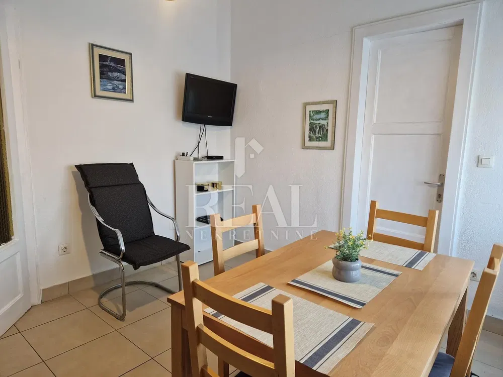 غرفة طعام; أرضية من البلاط, أسلوب عصري