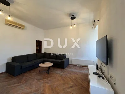 غرفة معيشة; أرضية خشبية, ضوء طبيعي, أسلوب عصري