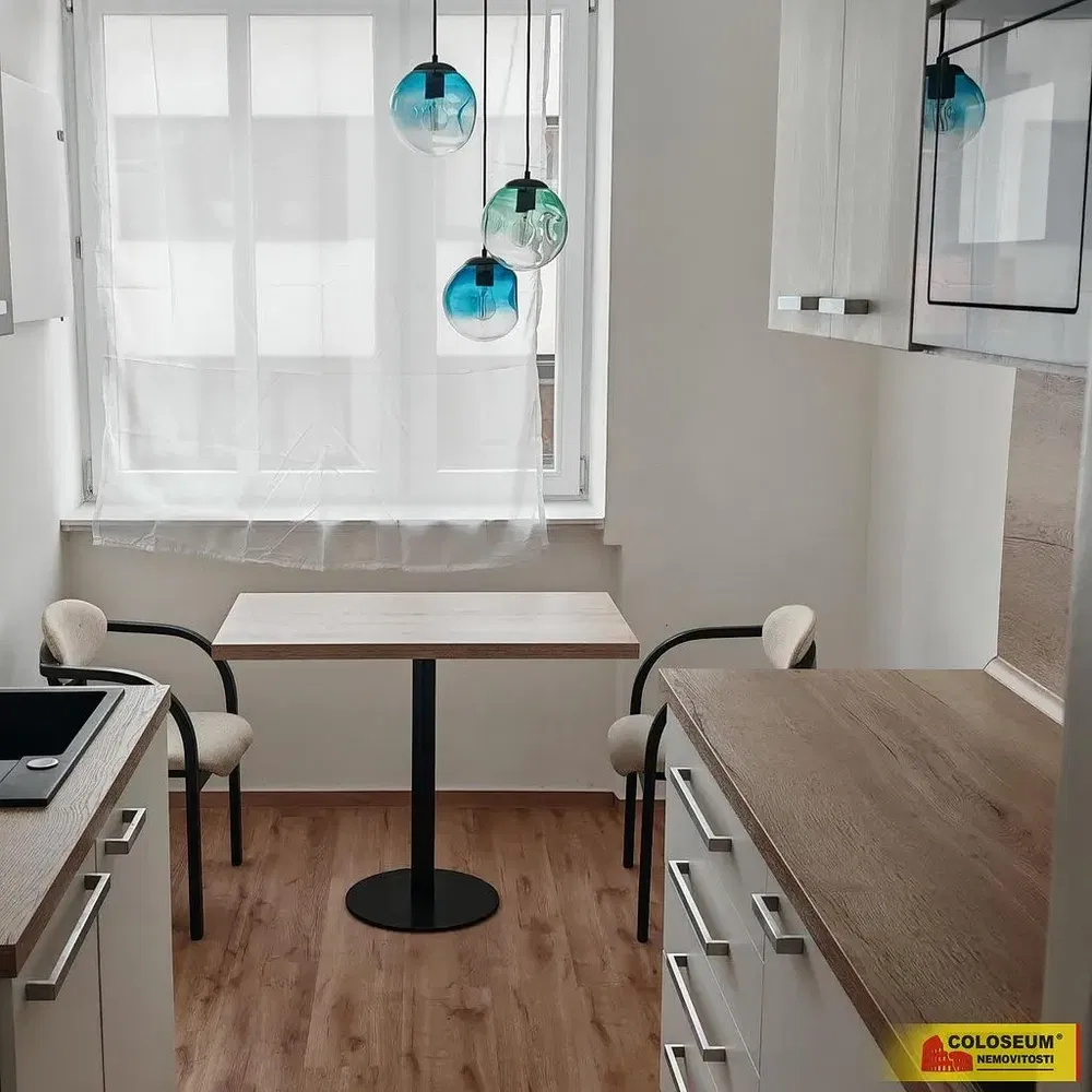 مطبخ; أسلوب عصري, أرضية خشبية, ضوء طبيعي