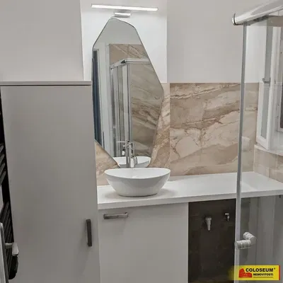 حمام; مجدد, أرضية من البلاط, ضوء طبيعي