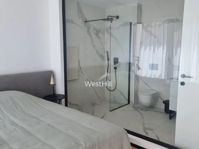 Quarto; chão de azulejo, renovado, luz natural, estilo moderno