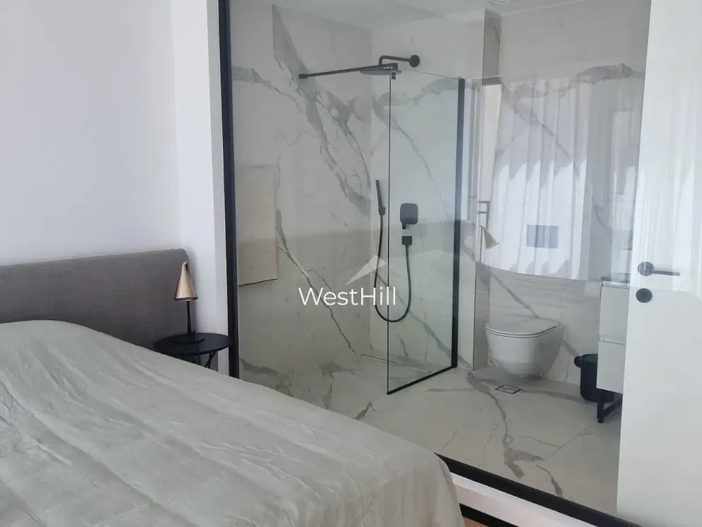 Quarto; chão de azulejo, renovado, luz natural, estilo moderno