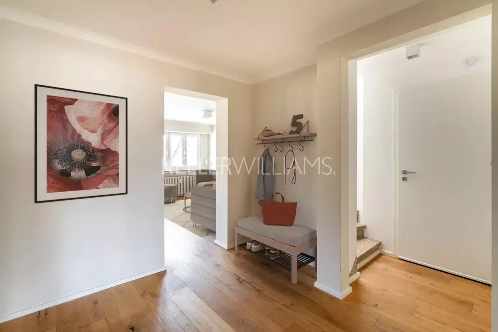 Vestiyer; ahşap zemin, doğal ışık