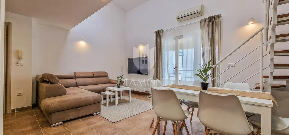 Oturma odası; fayans zemin, doğal ışık, modern stil