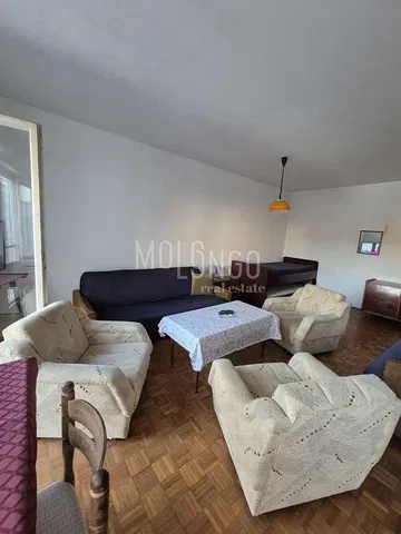 Oturma odası; ahşap zemin, doğal ışık