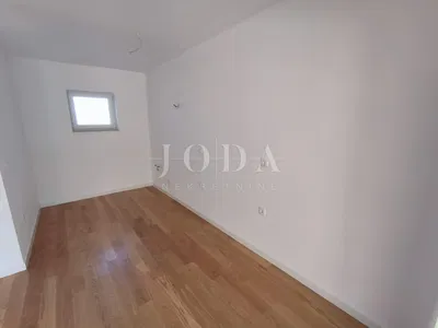 Schlafzimmer; holzboden, tageslicht