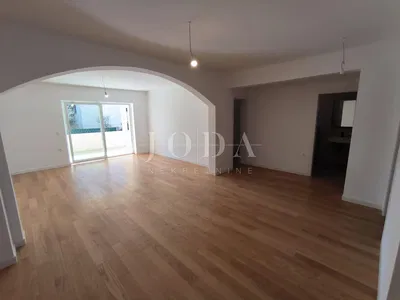 Wohnzimmer; holzboden, tageslicht