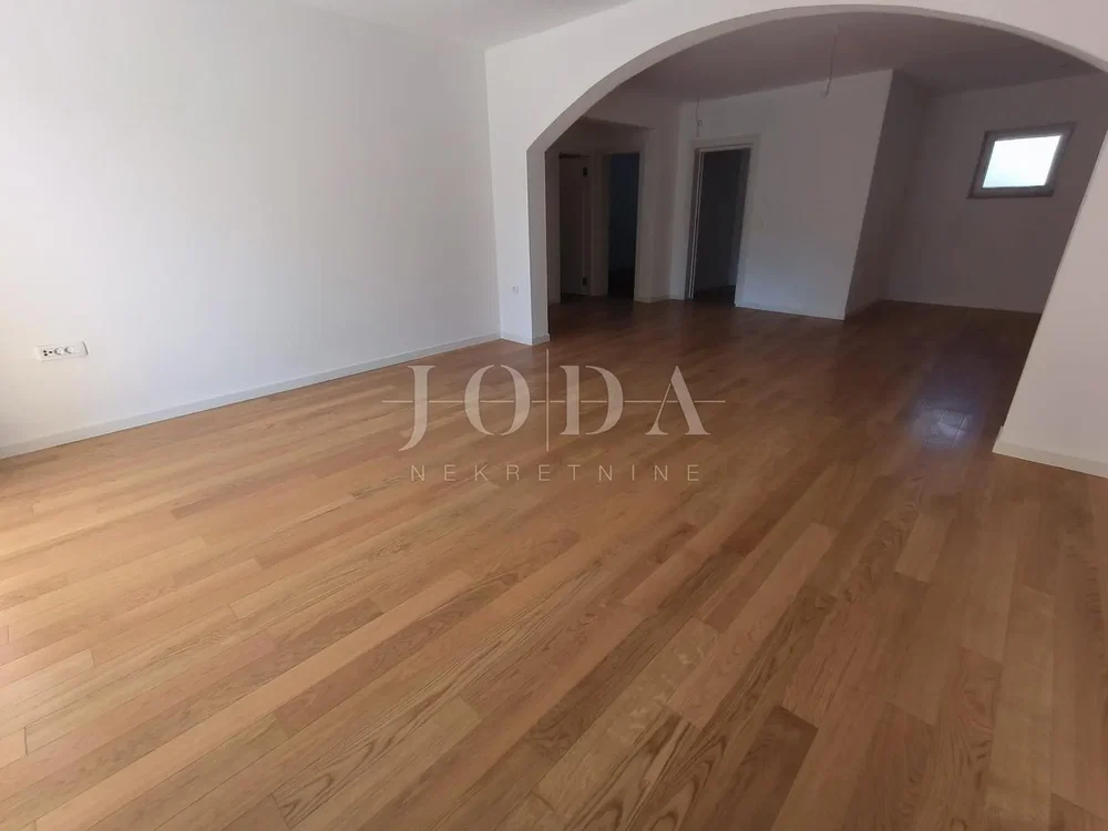 Wohnzimmer; holzboden, tageslicht