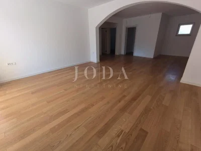 Wohnzimmer; holzboden, tageslicht