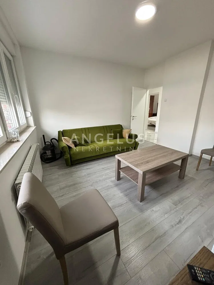 Wohnzimmer; tageslicht, moderner stil, holzboden