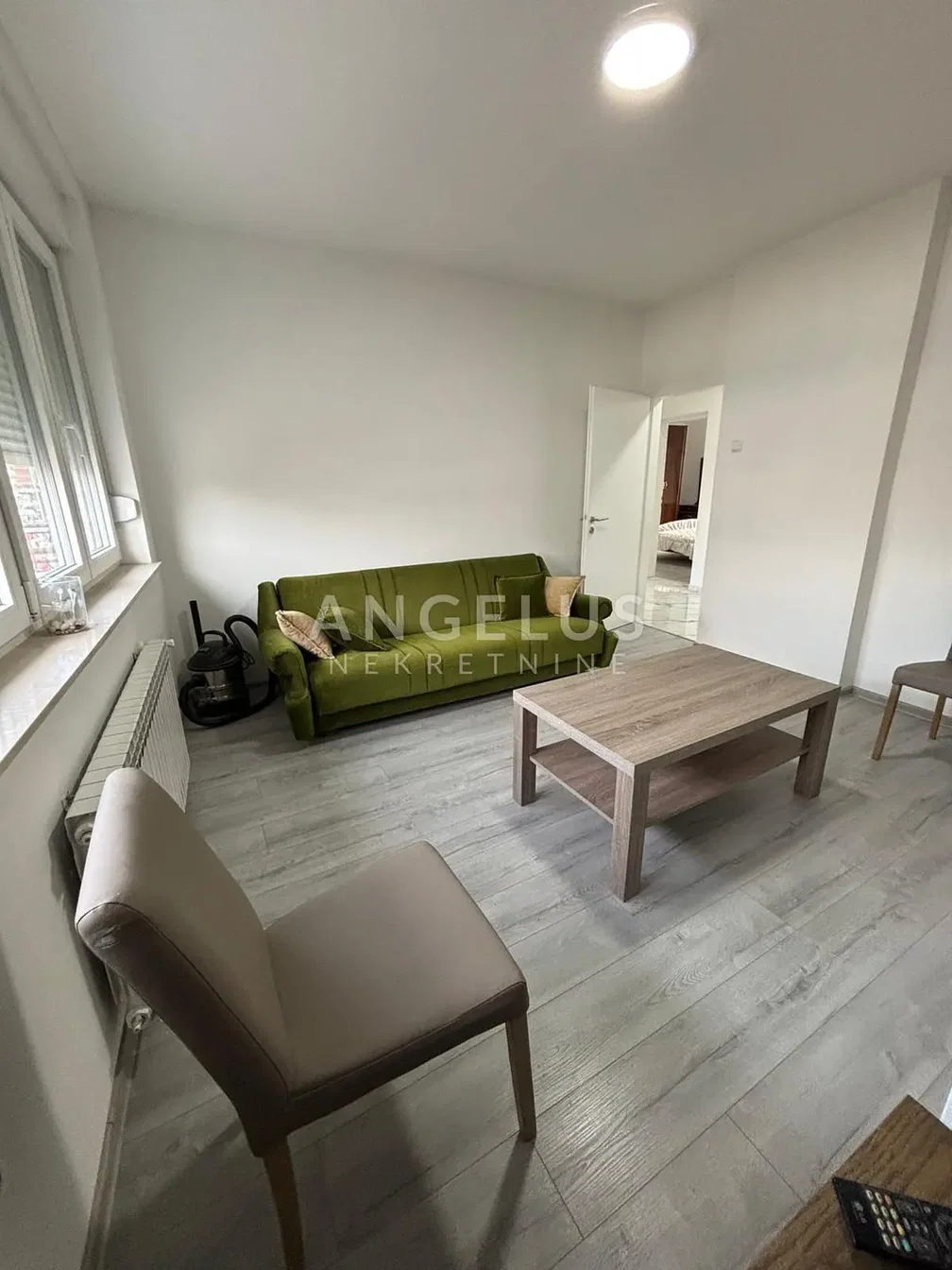 Wohnzimmer; tageslicht, moderner stil, holzboden