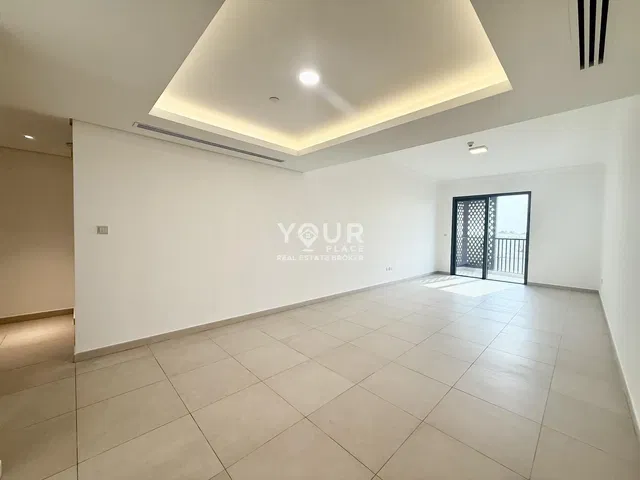 غرفة معيشة; أرضية من البلاط, إطلالة, ضوء طبيعي