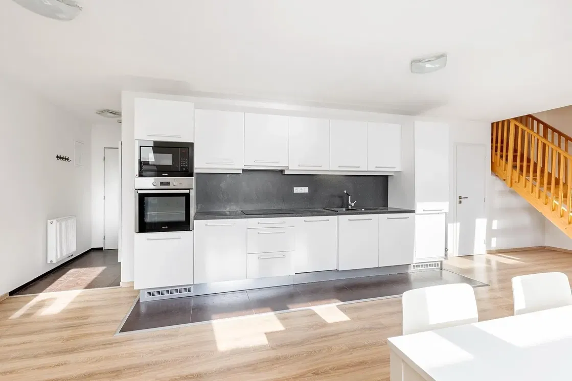 Kitchen; kitchen appliances, natural light, modern style