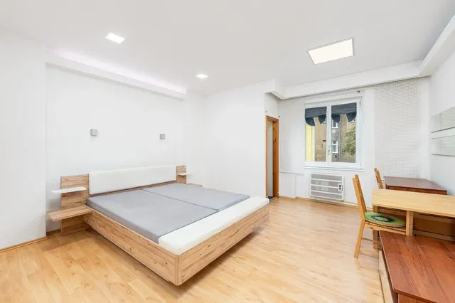 Schlafzimmer; holzboden, tageslicht