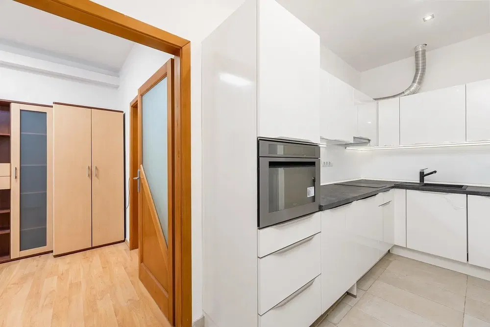 Küche; küchengeräte, fliesenboden, renoviert, tageslicht, moderner stil