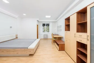 Schlafzimmer; holzboden, tageslicht, moderner stil