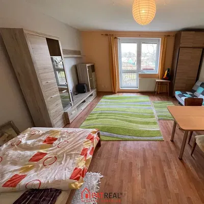 Quarto; luz natural, chão de madeira