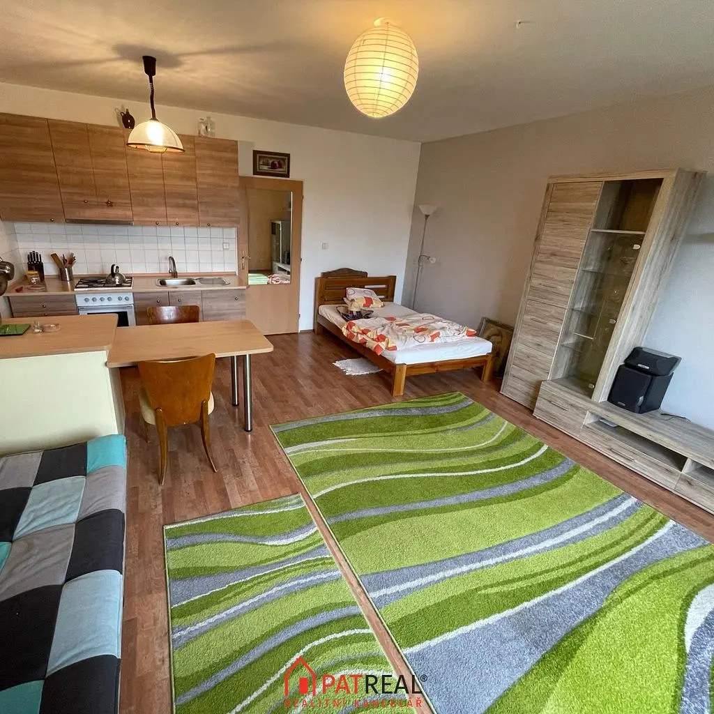 Cozinha; chão de madeira, luz natural