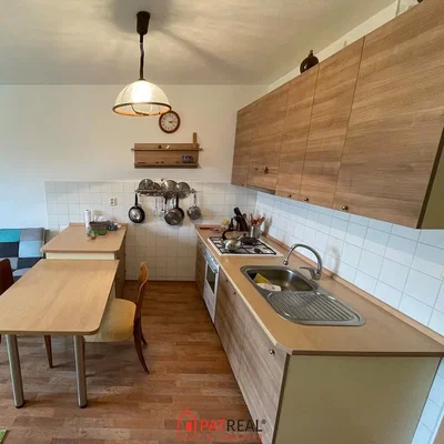 Cozinha; eletrodomésticos, chão de azulejo, chão de madeira, luz natural