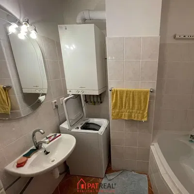 Casa de banho; aquecedor de água, chão de azulejo, luz natural, precisa de renovação