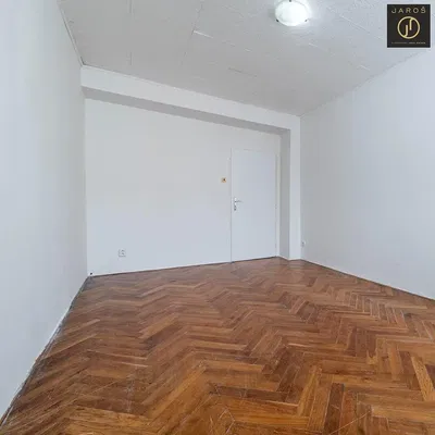 Sonstiges; holzboden, renovierungsbedürftig