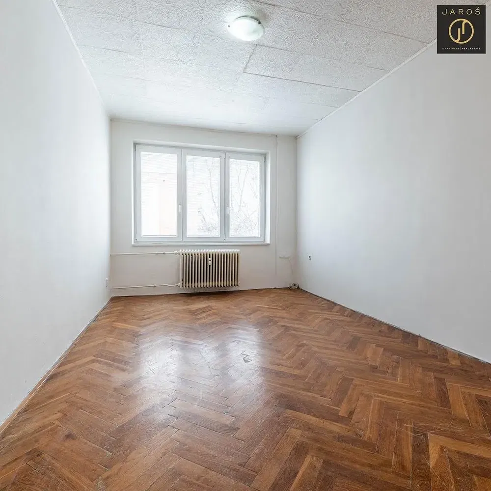 Schlafzimmer; holzboden, tageslicht