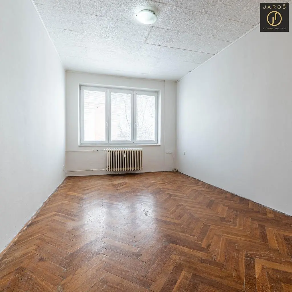 Schlafzimmer; holzboden, tageslicht