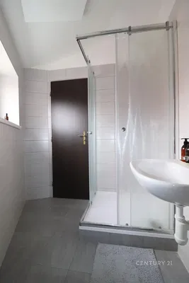 Baño; suelo de baldosas, luz natural