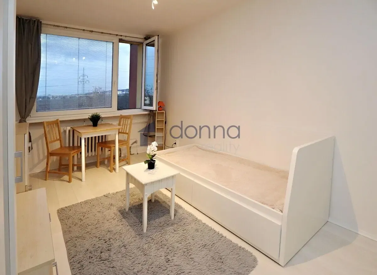 Bedroom; view, wood floor, natural light, modern style