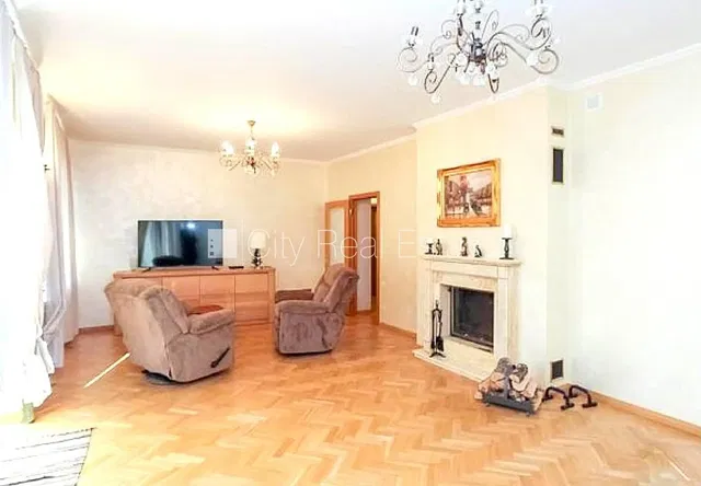 غرفة معيشة; مدفأة, ضوء طبيعي, أرضية خشبية