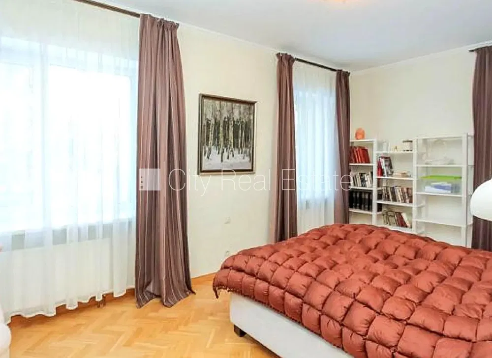 غرفة نوم; ضوء طبيعي, أرضية خشبية