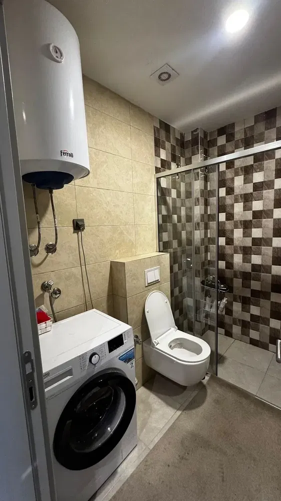 Toilette; warmwasserbereiter, fliesenboden, tageslicht