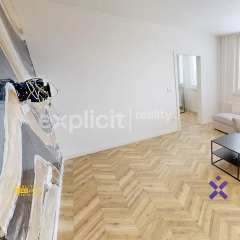 Oturma odası; ahşap zemin, doğal ışık