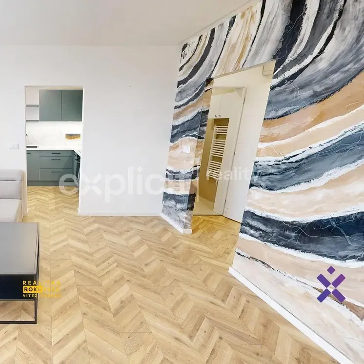 Oturma odası; ahşap zemin, doğal ışık, modern stil