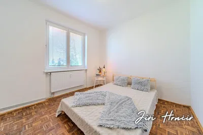 Schlafzimmer; holzboden, tageslicht