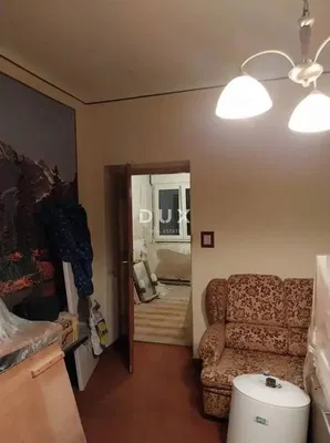 Wohnzimmer; warmwasserbereiter, renovierungsbedürftig