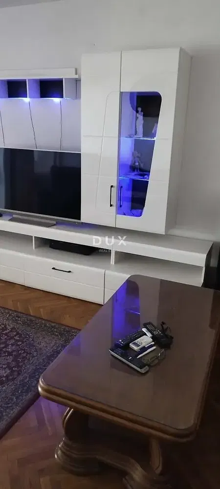 Wohnzimmer; holzboden, moderner stil