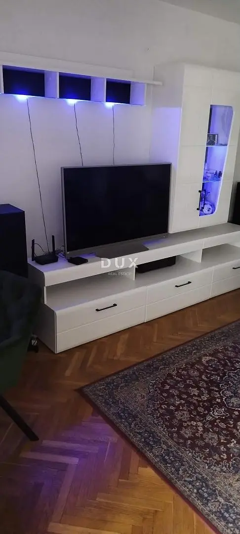 Wohnzimmer; holzboden, moderner stil