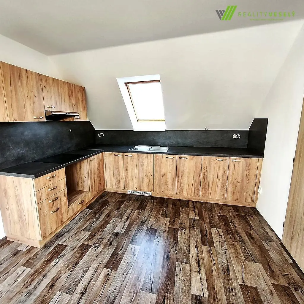 Cucina; elettrodomestici, pavimento in legno, luce naturale